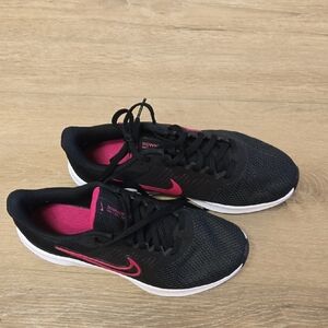 Nike Women's Black and Pink Athletic Shoes